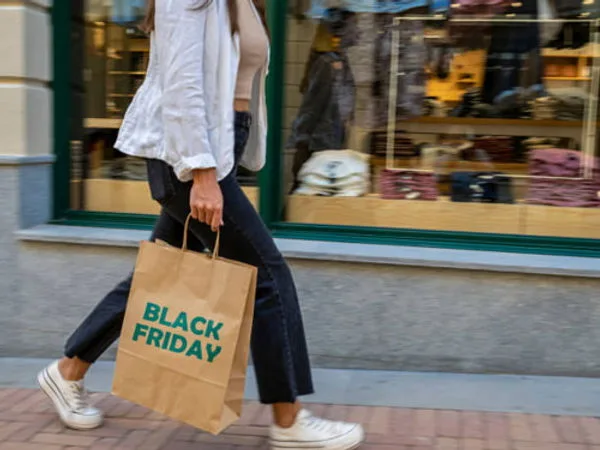 Las tiendas de todo tipo, grandes o pequeñas, ofertan sus productos y servicios con descuentos asombrosos, por lo que si tienes una tienda puedes aprovechar para brindar promociones, envíos gratuitos, compras 2x1 o cualquier estrategia que atraiga a los clientes.