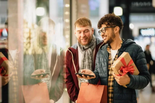 Las tiendas de obsequios, joyería o flores son las más buscadas. Hoy en día, las tiendas retail online ofrecen el servicio de delivery o entrega a domicilio, un factor que es muy buscado y cotizado por los clientes.