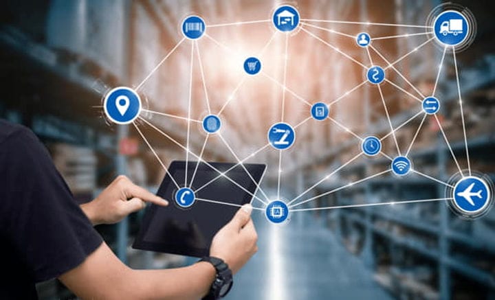 Hay varios eslabones de la cadena de suministro retail, en los que es posible tomar medidas para mejorar la operatividad. Desde la fábrica hasta el almacén, pasando por el transporte y el almacenamiento o los centros de distribución, se pueden optimizar los procesos y automatizar las decisiones.