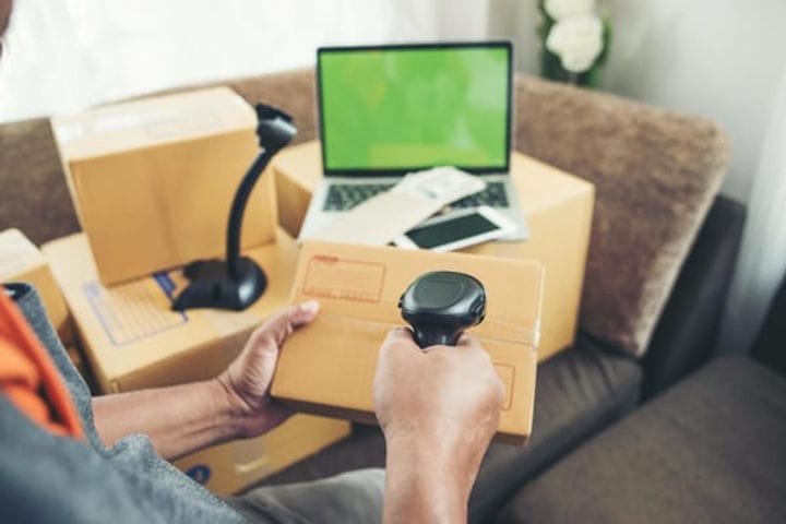 La RFID utiliza una etiqueta y un lector de radiofrecuencia para hacer su magia.