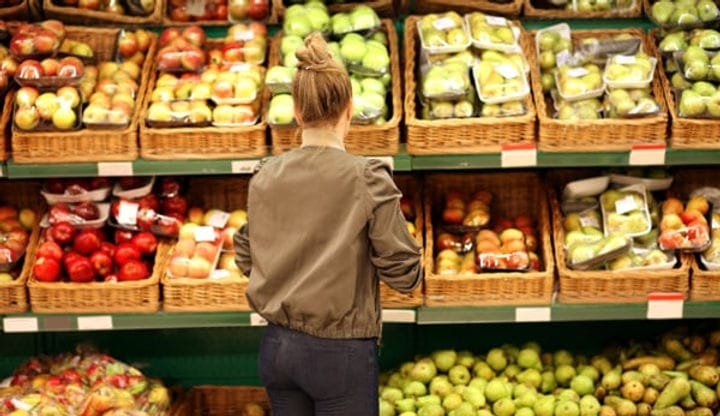 comprando frutas y vegetales en retail