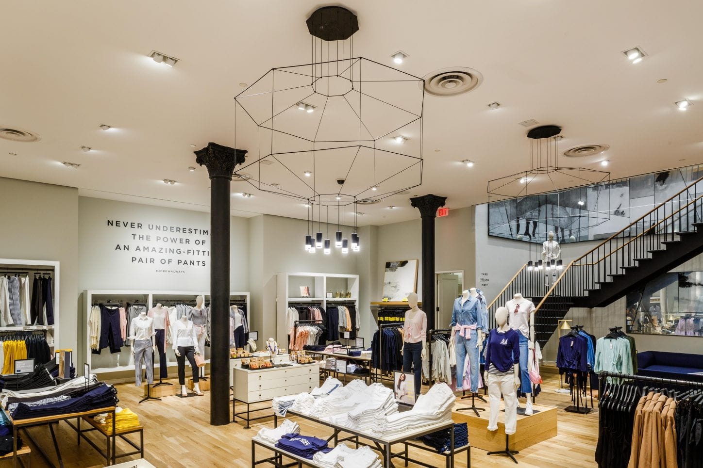 la iluminación y el sonido son factores influyentes en el aspecto de un comercio
