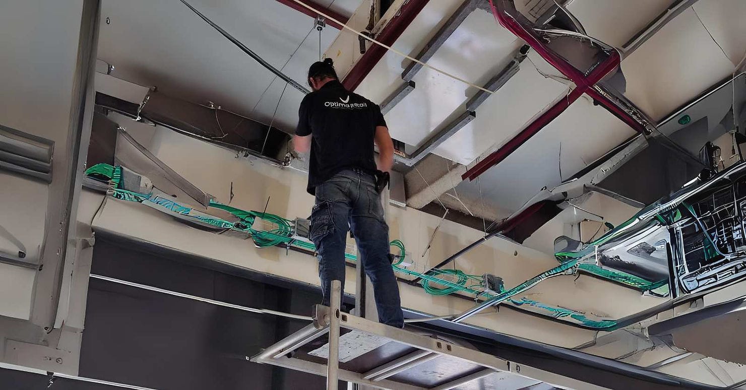 , el mantenimiento eléctrico en el sector retail debe enfocarse en garantizar la continuidad y la calidad del servicio, al tiempo que se minimiza el impacto ambiental. Esto implica la adopción de sistemas de iluminación de bajo consumo, como los LED, y el uso de equipos y dispositivos que cumplan con los estándares de eficiencia energética más altos