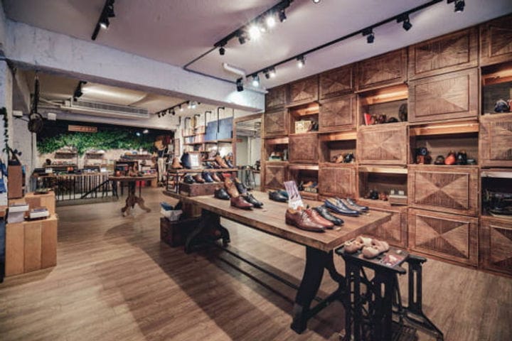 Product image, customer preferences, and store style. These three elements must be connected coherently through the furniture.