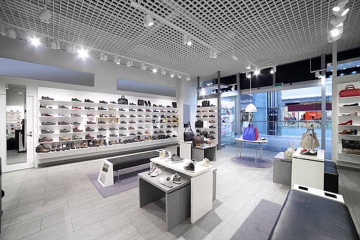 It can be used to create a unique shopping experience for the customer, where the customer always wants to enter. For example, in an environment with many white and glossy surfaces, many wall and ceiling spotlights can be used to create a very bright and luminous room, suggesting immediately luxury and design.