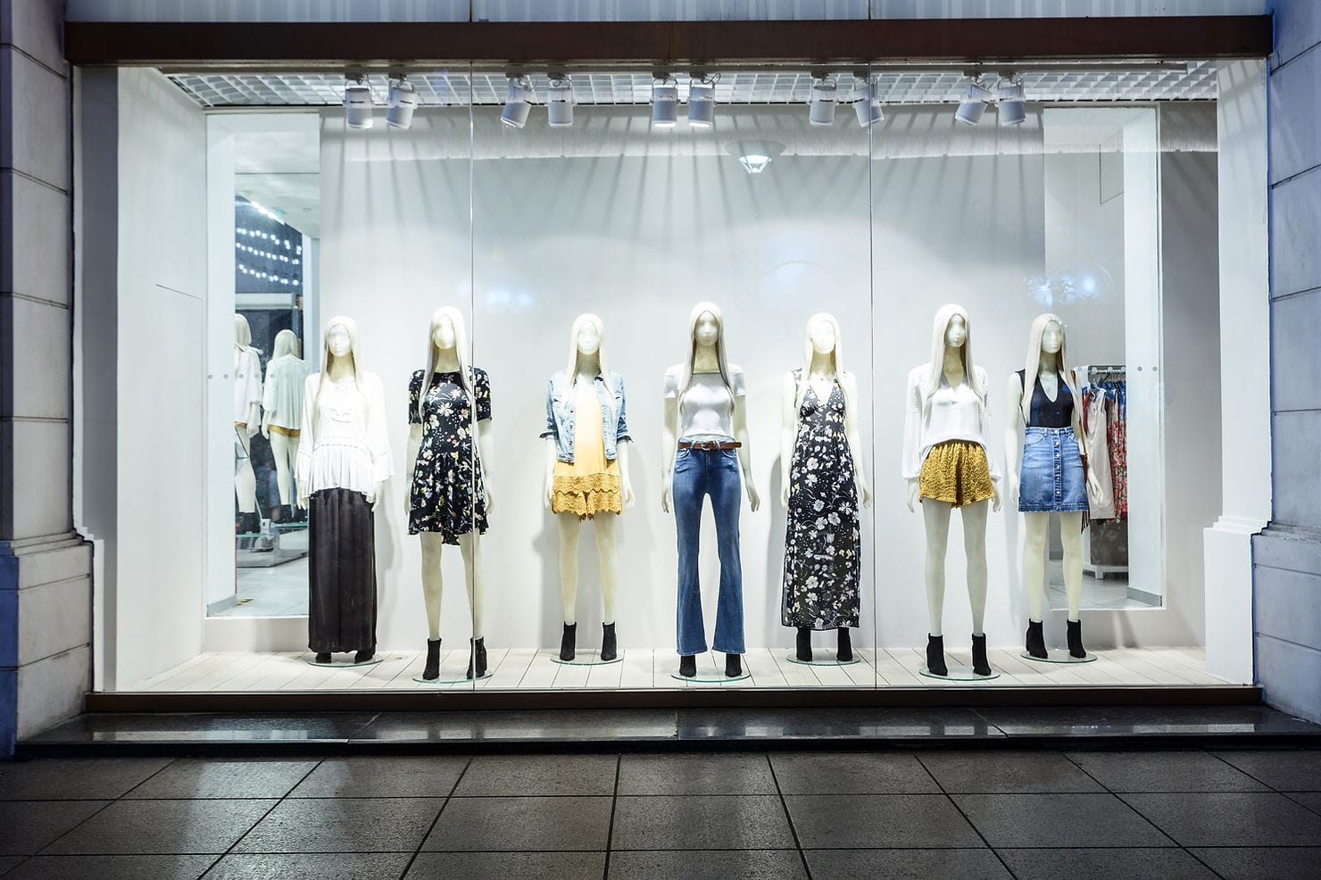 Centralized Remote Management: Optimization of Lighting and Climate Control in Stores